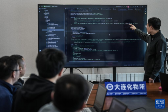 4月11日，中国科学院大连化学物理研究所陈忠伟团队的科研人员在研讨系统编程工作遇到的问题。新华社记者 潘昱龙 摄